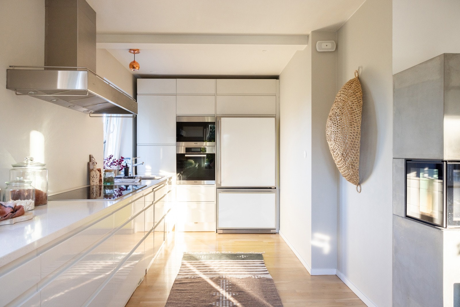 Kjøkkeninnredningen har glatte fronter og byr på rikelig med benkeplass samt svært gode oppbevaringsmuligheter i de plassbygde skapløsningene. Galleribilde