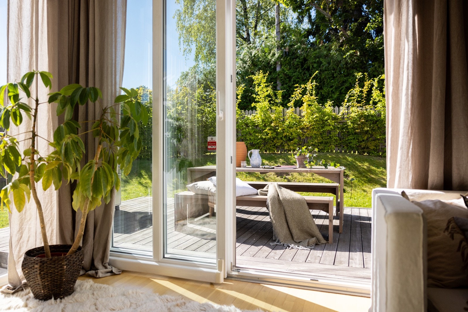 Fra stuen er det utgang til en terrasse vendt mot et skjermet område og fungerer som en perfekt forlengelse av oppholdsrommet, særlig på varme sommerdager. Galleribilde