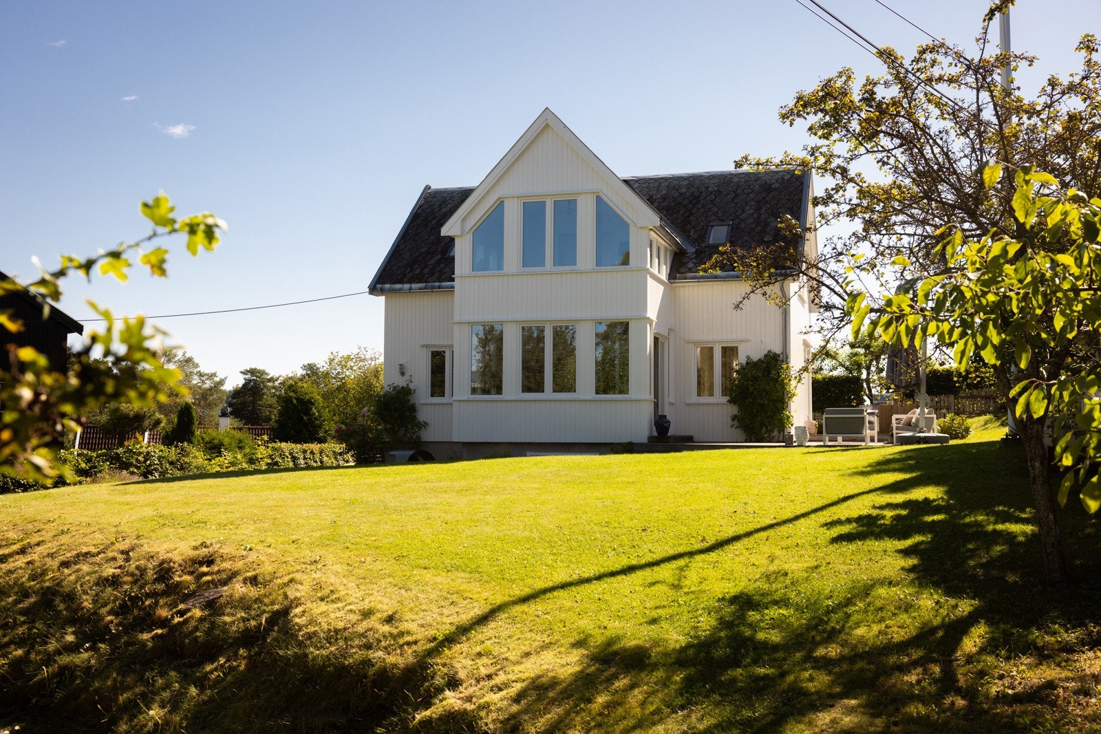 Boligen ligger høyt i terrenget og er omgitt av rolige og grønne omgivelser. Galleribilde