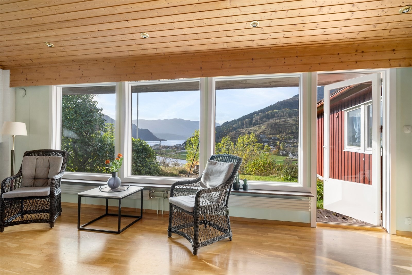 Nyt fantastisk og usjenert utsikt via stoveglasa Galleribilde
