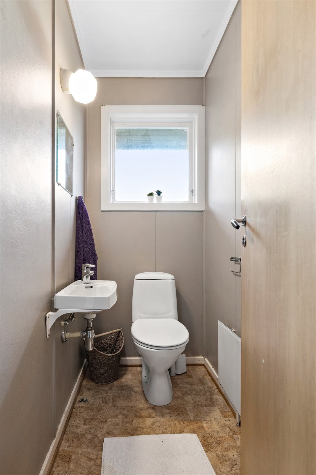 Toalett i hovudetasjen ligg vegg i vegg med badet. Veggen er lettvegg og kan fjernast for å få eit større baderom Galleribilde