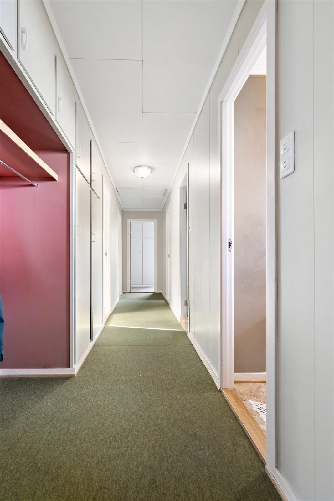 Vestgåande fløy omfattar 1 kontor, 4 soverom, bad, toalett og gang Galleribilde