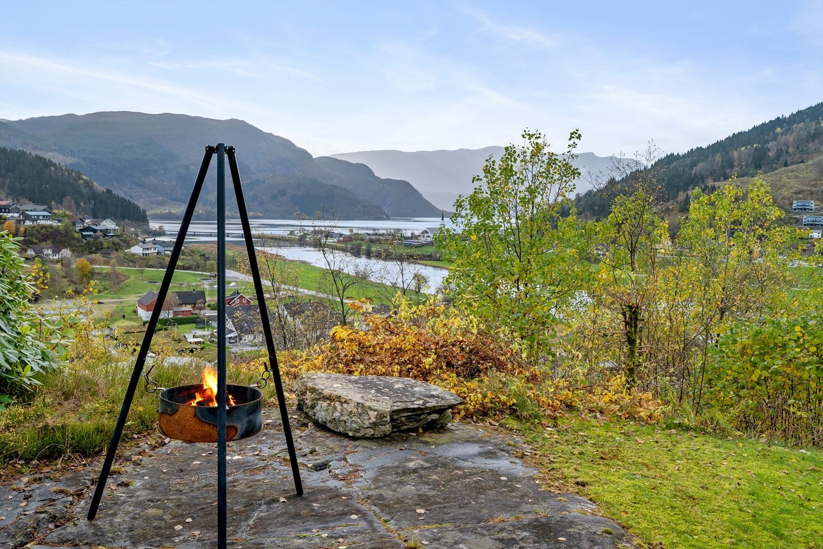 Storslått utsikt mot elva, fjorden og Heilefjellet Galleribilde