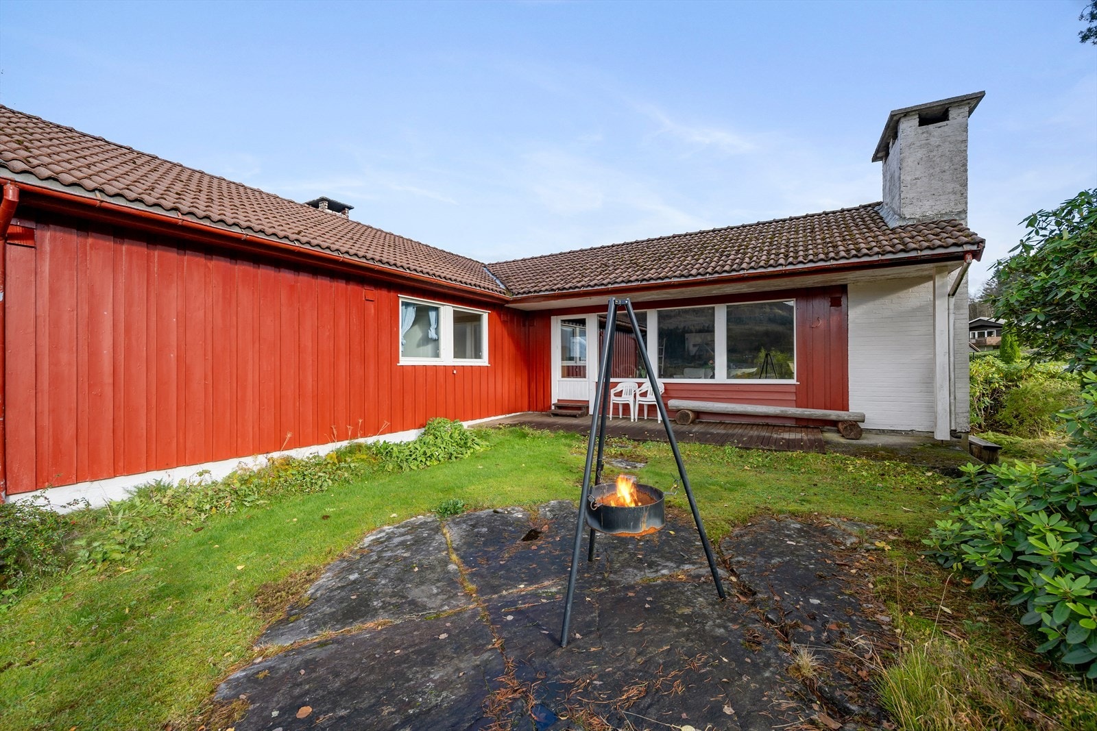 Mot sørvest er det tilkomst frå stova til platting og hage med fantastisk utsikt Galleribilde