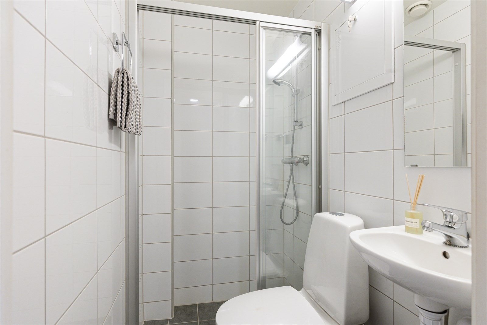 Badet består av WC, dusjplass med dusjvegg og servant med ettgreps blandebatteri. Galleribilde