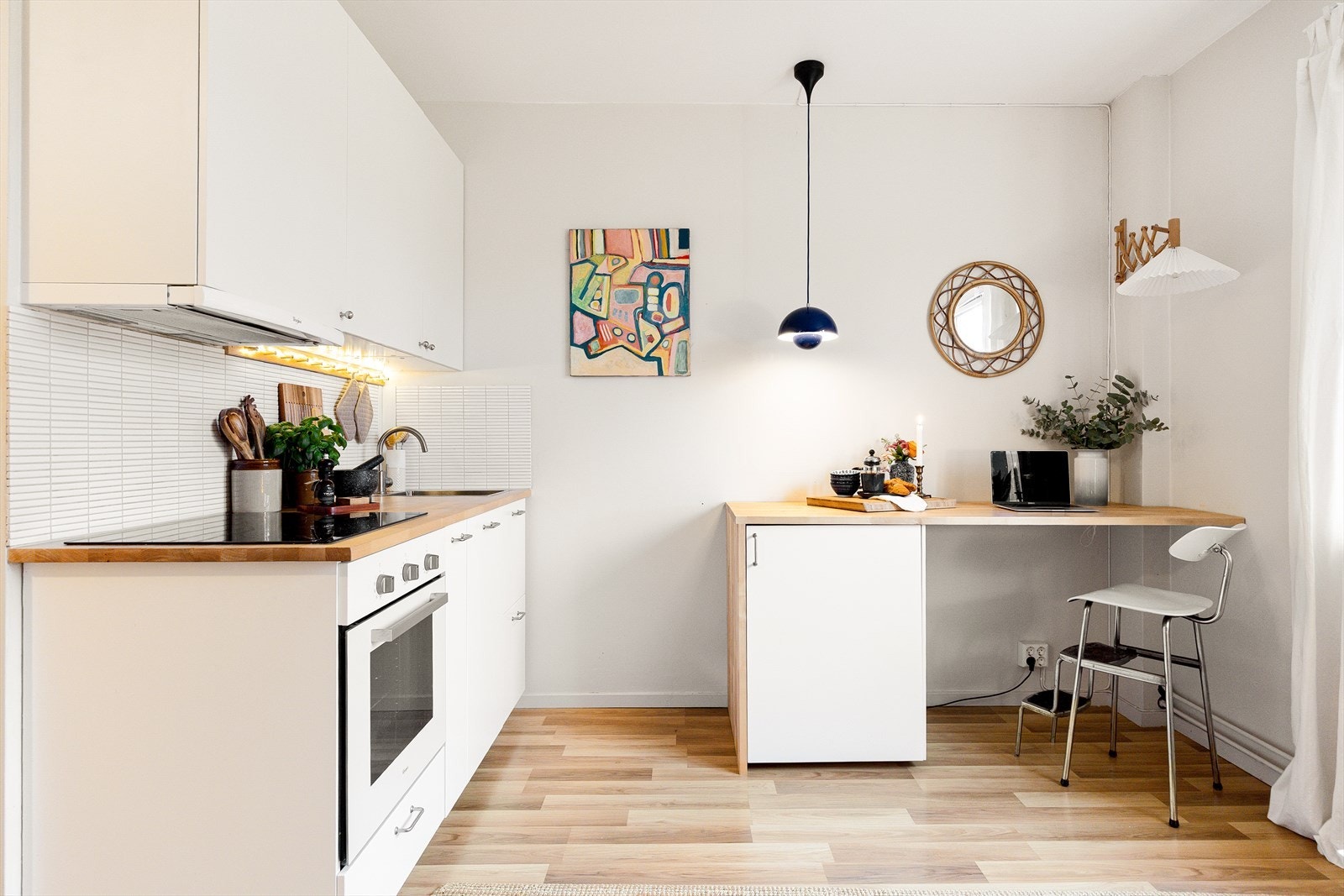 Kjøkkenet ble oppgradert i 2023 med nye underskap og integrert oppvaskmaskin, noe som gir et moderne og helhetlig uttrykk. Galleribilde