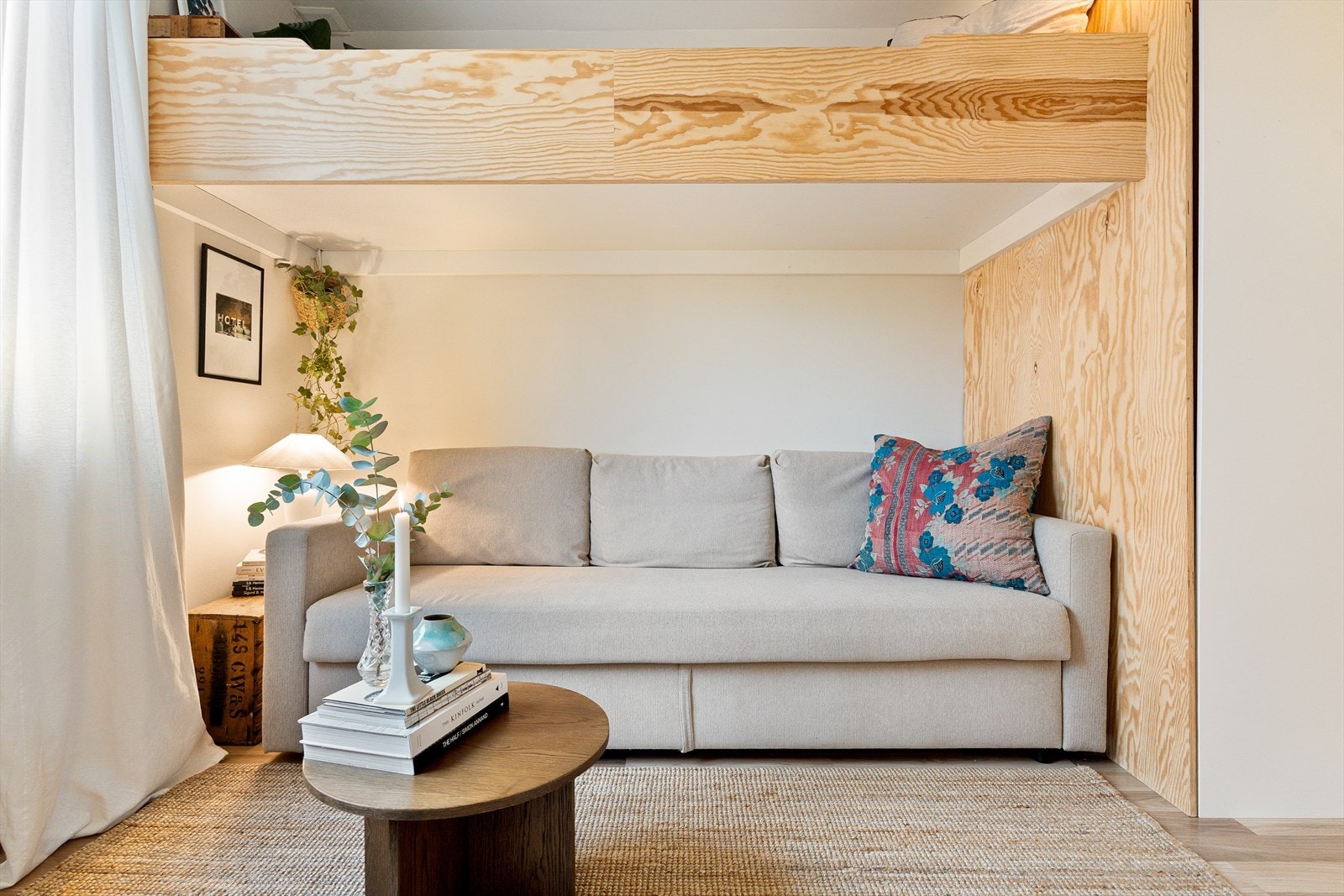 Under sengehemsen er det praktisk plass til en sofa, som utnytter rommet på en smart og funksjonell måte. Galleribilde