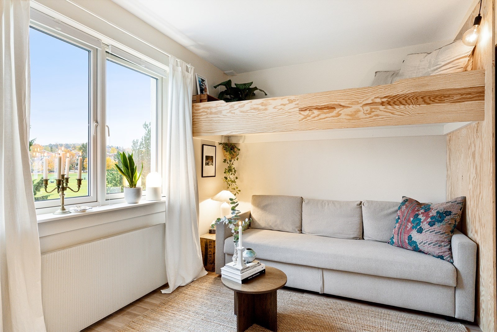 Stuen har en praktisk, plassbygget sengehems som utnytter takhøyden på en smart måte og gir ekstra soveplass eller oppbevaringsmuligheter. Galleribilde