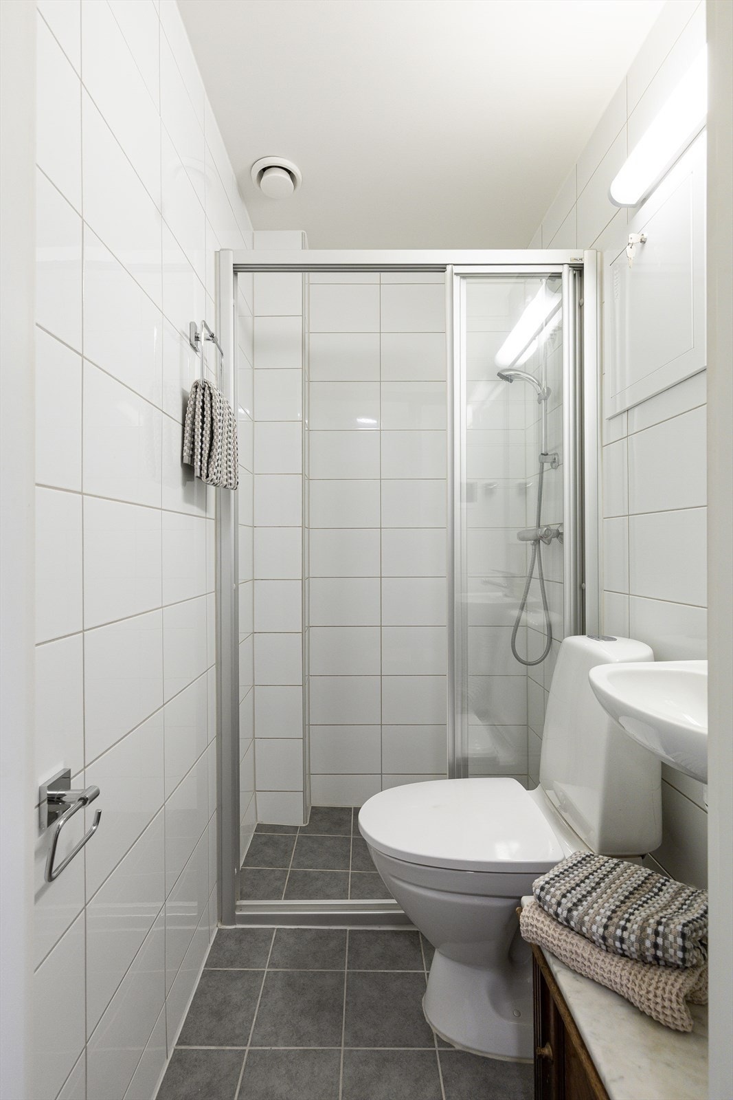 Pent, flislagt baderom med gulvvarme fra 2014. Galleribilde