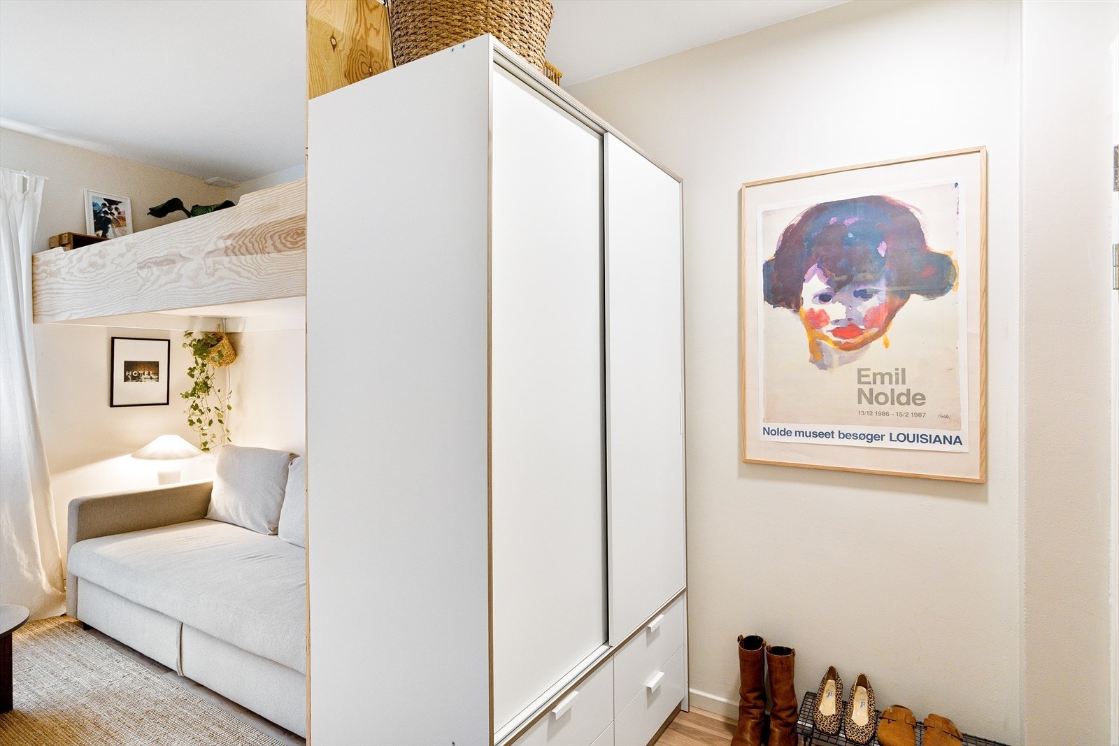 Gangen har et romslig garderobeskap som gir god og praktisk oppbevaringsplass. Galleribilde