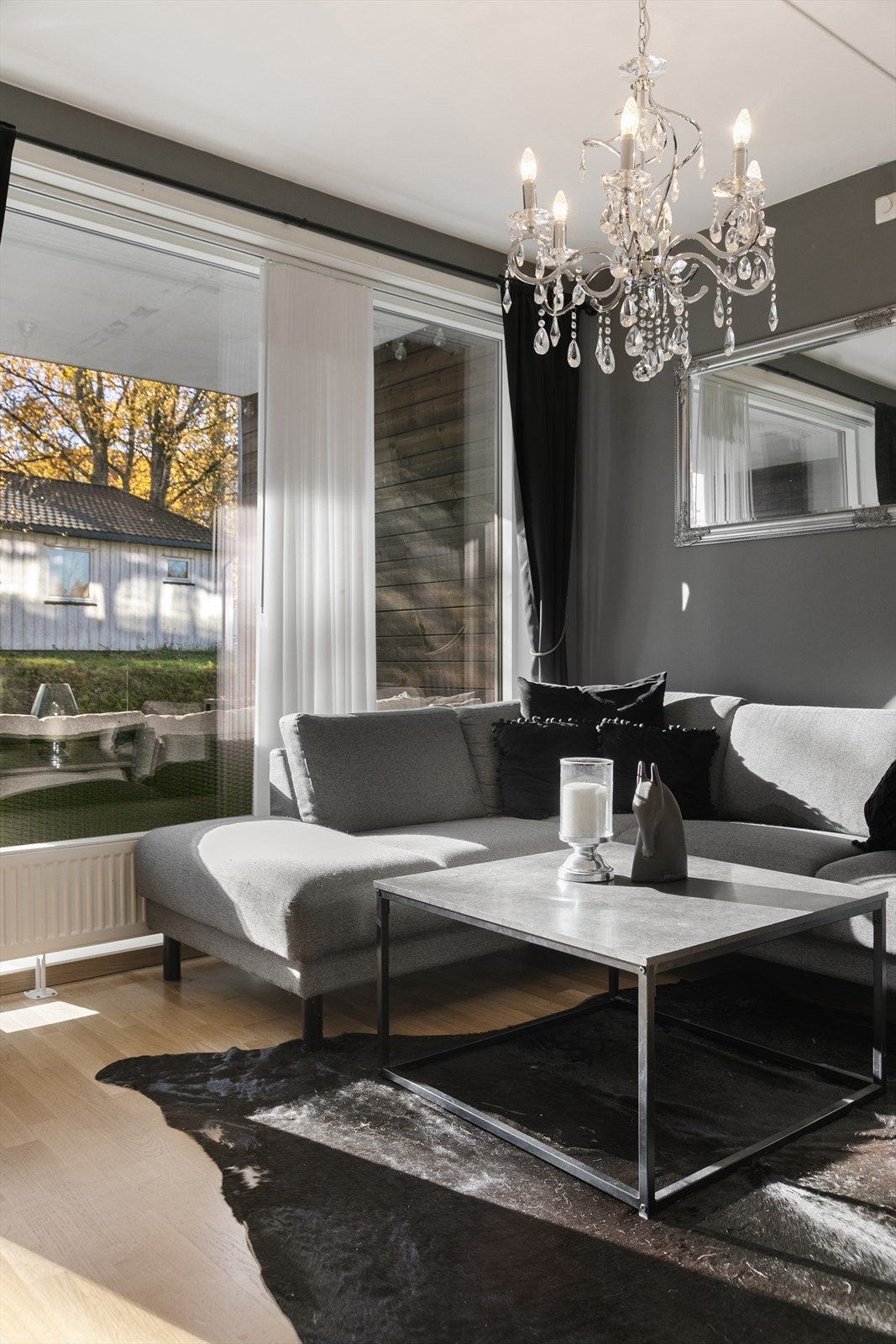 Store vindusflater slipper inn rikelig med naturlig lys. Galleribilde