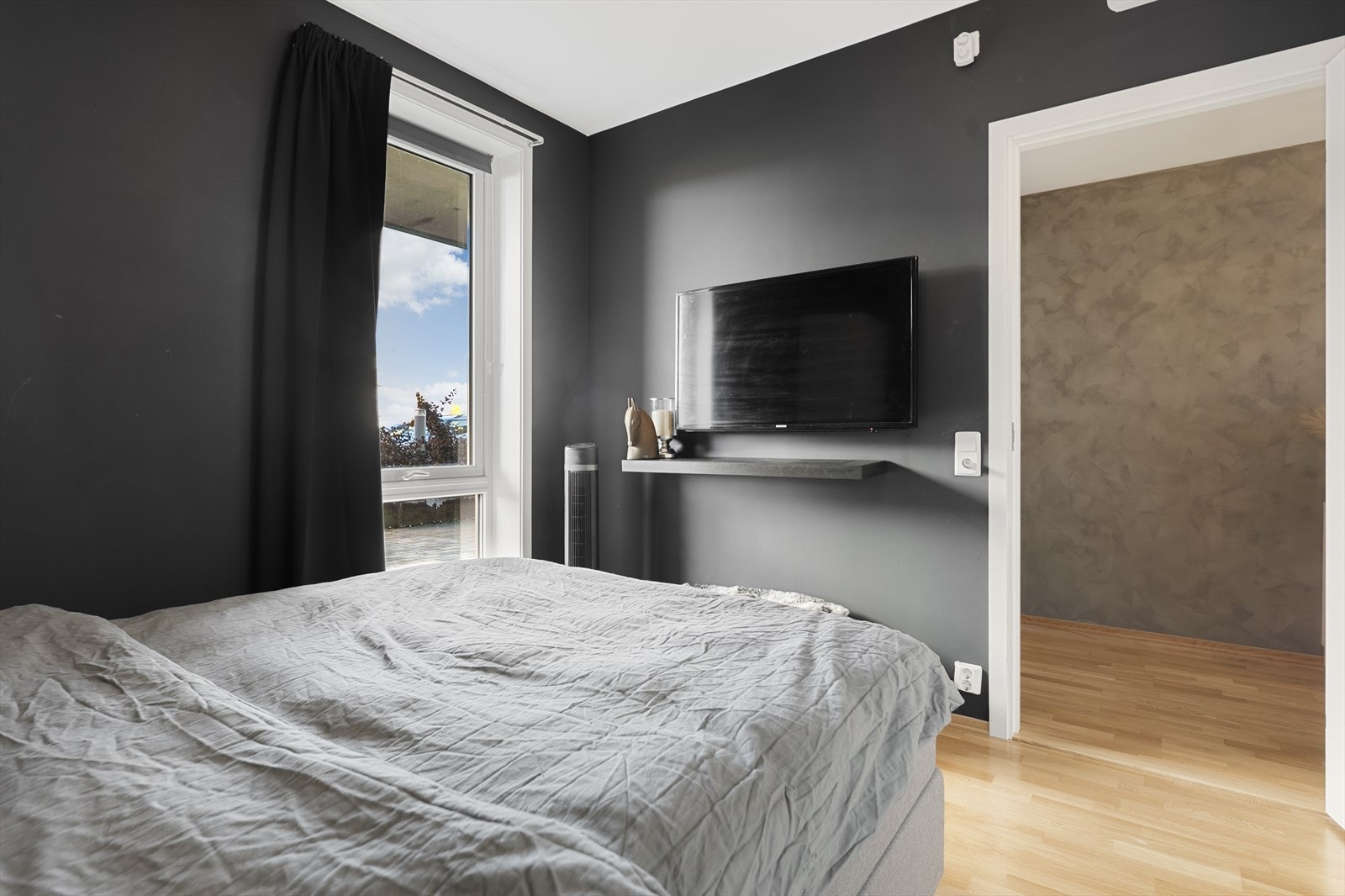 Rommet er vendt mot rolige omgivelser og har adkomst fra gangen. Galleribilde