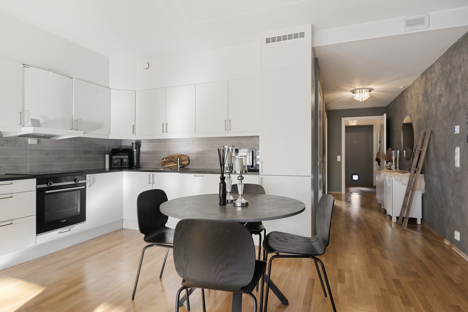 Den åpne løsningen gir en naturlig plass for spisebord mellom kjøkken- og stuesonen. Galleribilde