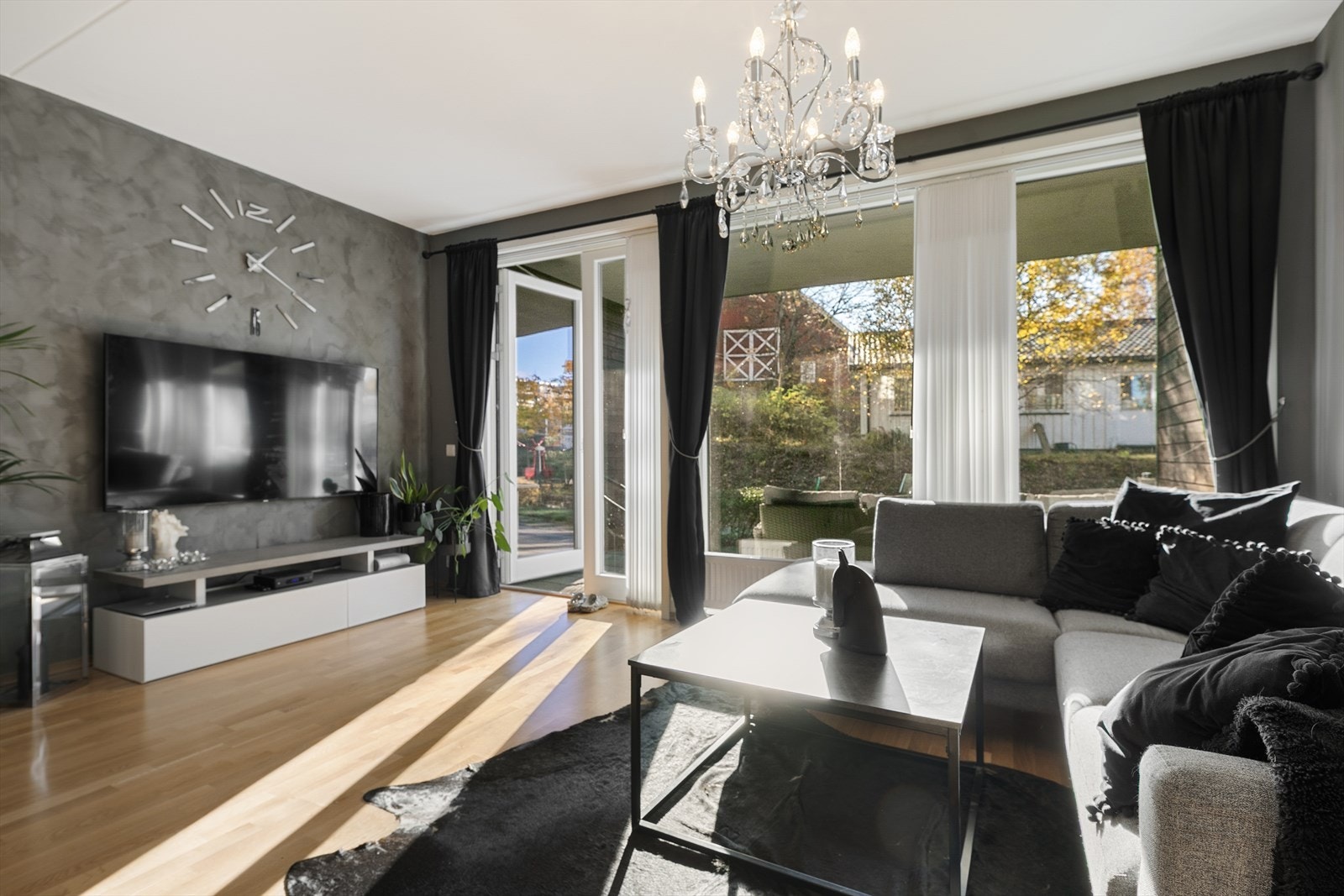 Stuen har en god takhøyde på 2,57 meter, som gir en luftig romfølelse. Galleribilde