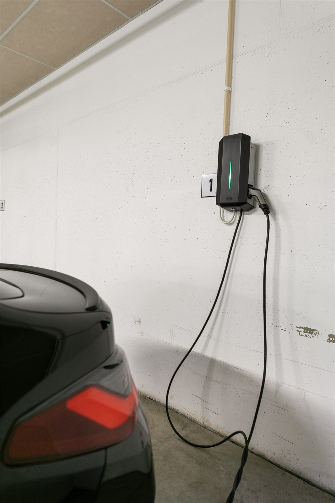 Det er tilrettelagt for elbillading i garasjeanlegget. Galleribilde