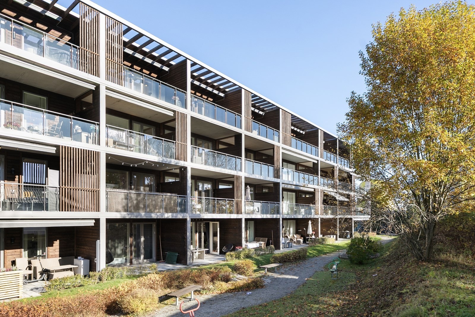 Bygget er fra 2019 og har en moderne fasade med tre- og betongelementer. Galleribilde