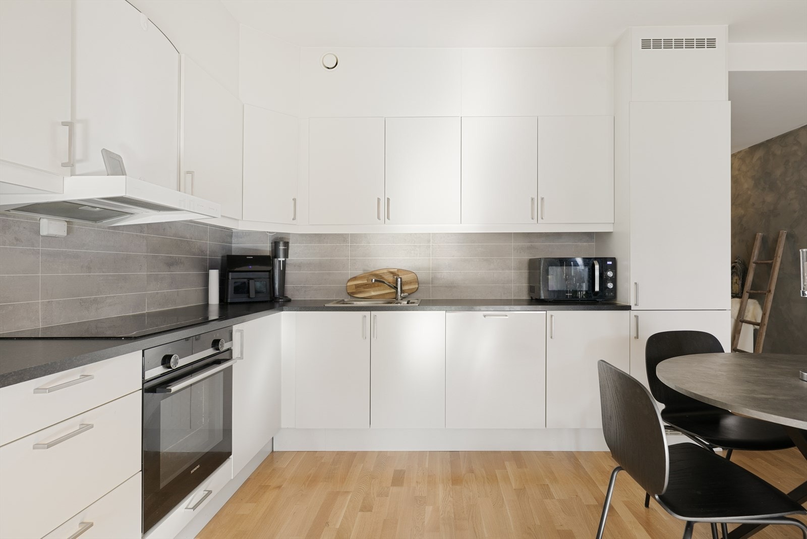 Kjøkkenet er utstyrt med integrert platetopp, stekeovn, oppvaskmaskin og kjøl-/fryseskap. Galleribilde