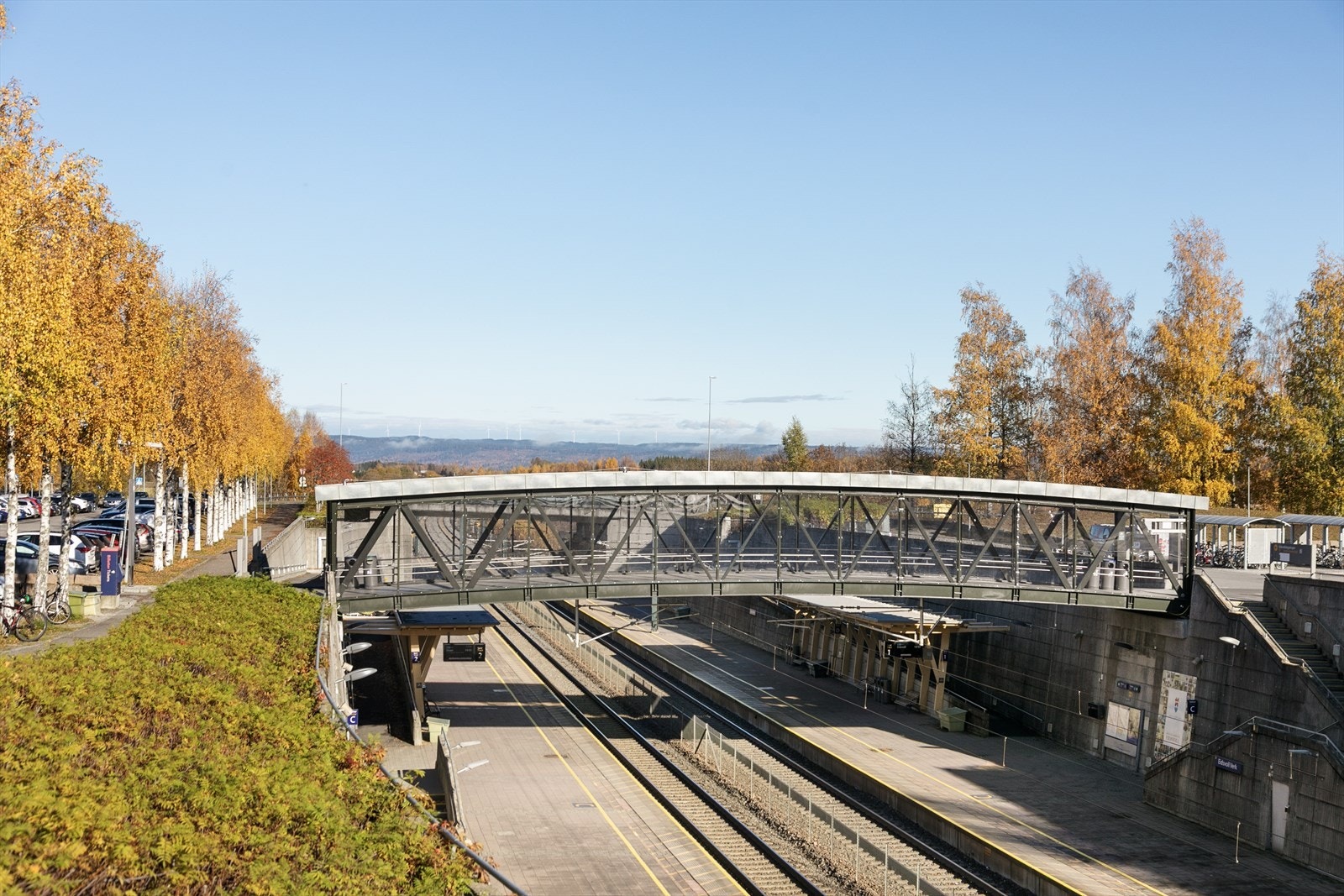 For pendlere er det kort vei til Eidsvoll Verk stasjon, med 6 minutter reisetid til Gardermoen. Det tar ca 30 minutter med tog til Oslo S. Galleribilde