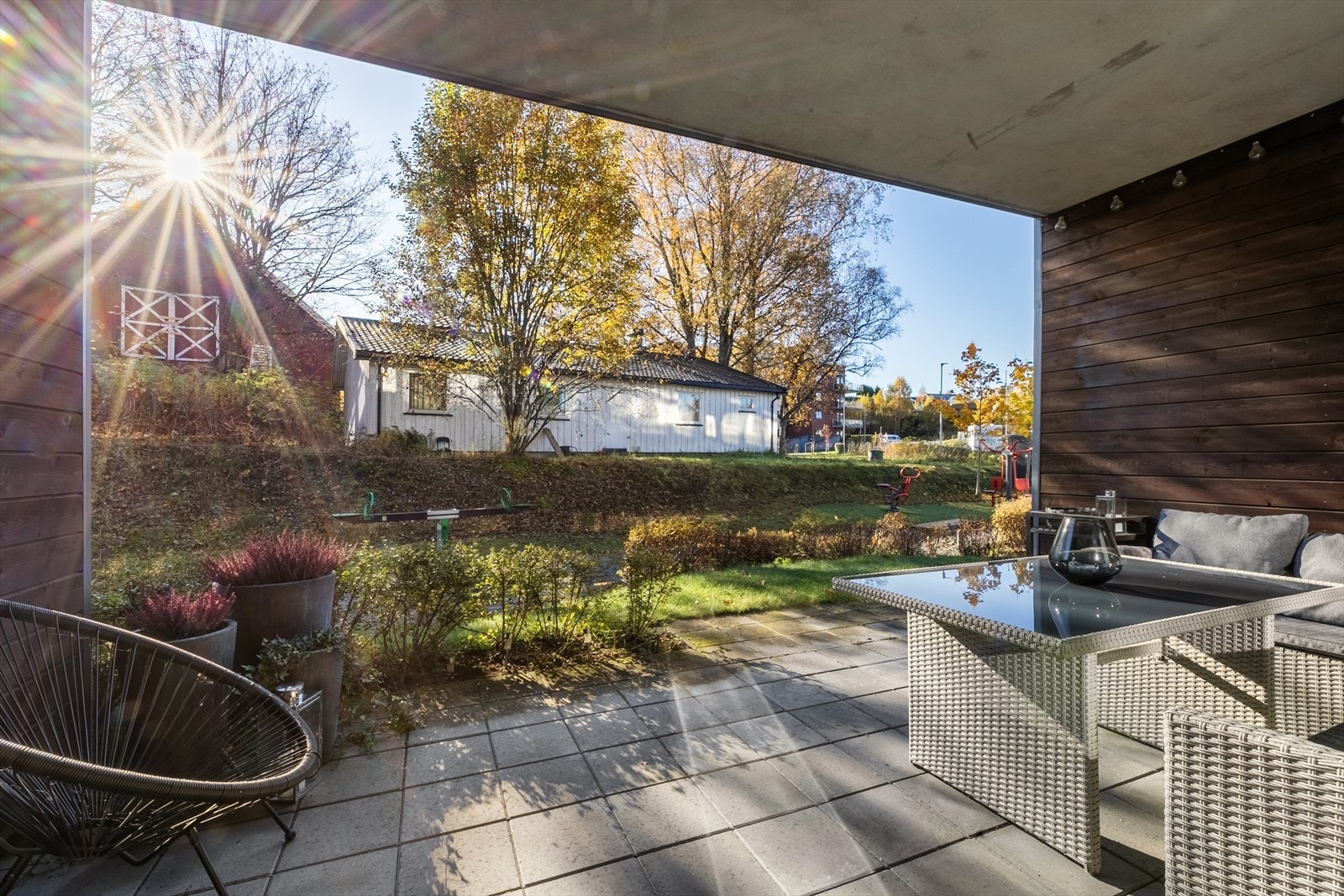 Terrassen har god plass til en sittegruppe for hyggelige stunder utendørs. Galleribilde