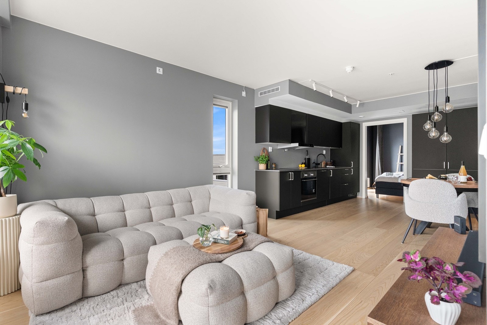 Planløsningen er god, og stue og kjøkken danner et sosialt og innbydende allrom. Galleribilde