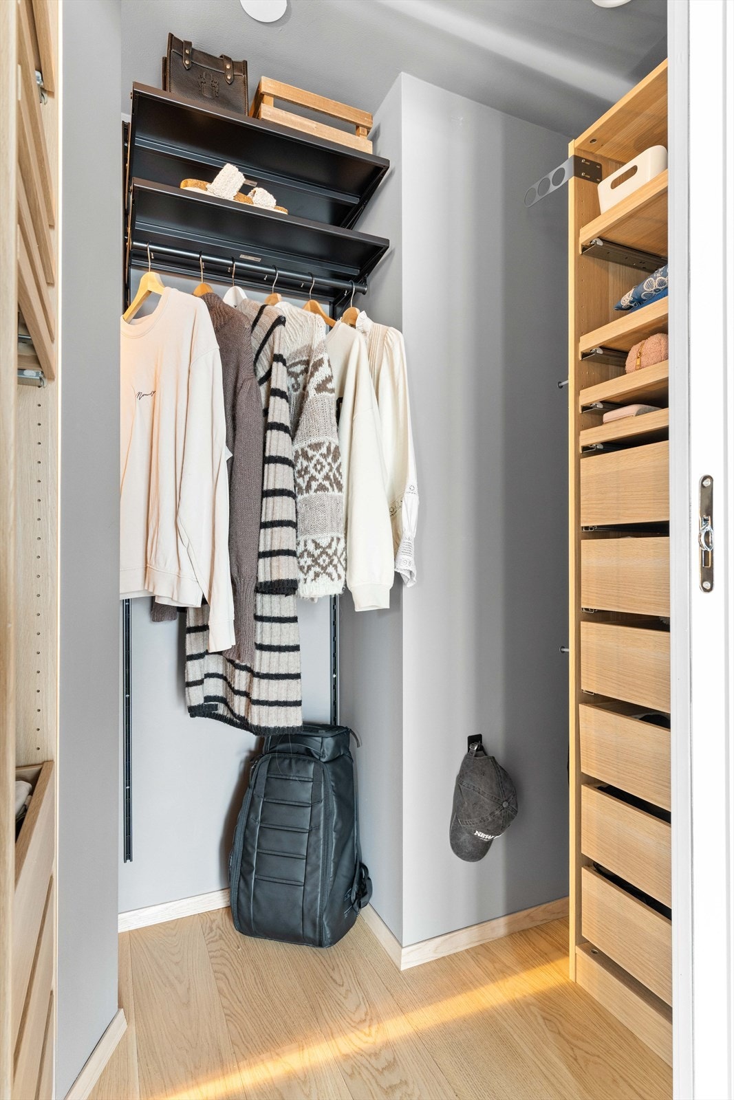 Her er det montert smarte garderobeløsninger for effektiv oppbevaring. Galleribilde