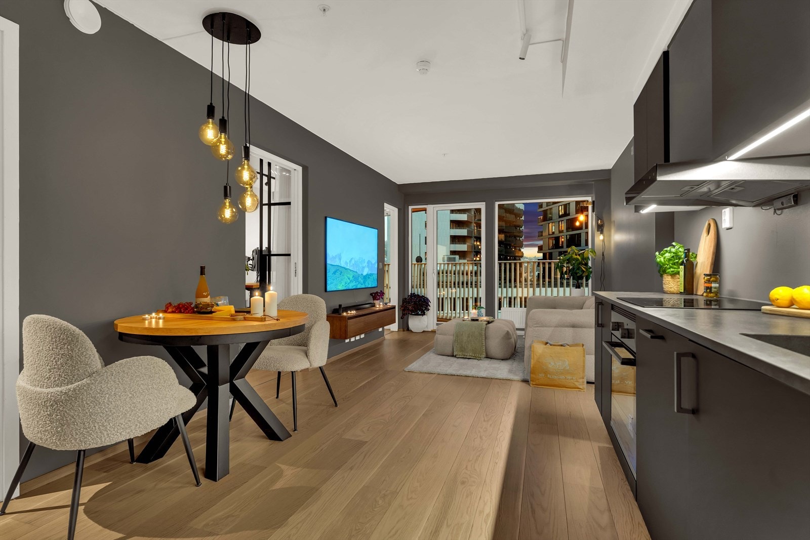 Ved kjøkkenet kan du plassere et hyggelig spisebord for hyggelige middager og gode samtaler. Galleribilde