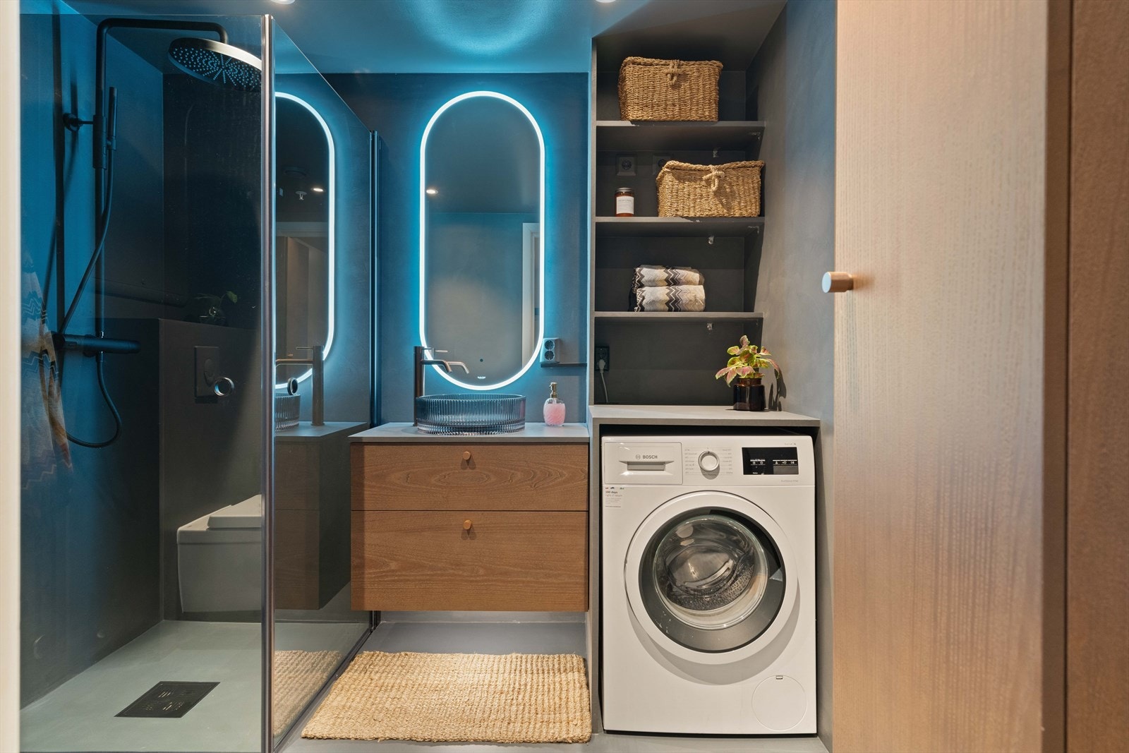 Badet i leiligheten har et luksuriøst preg med overflater behandlet med microsement i 2025. Galleribilde