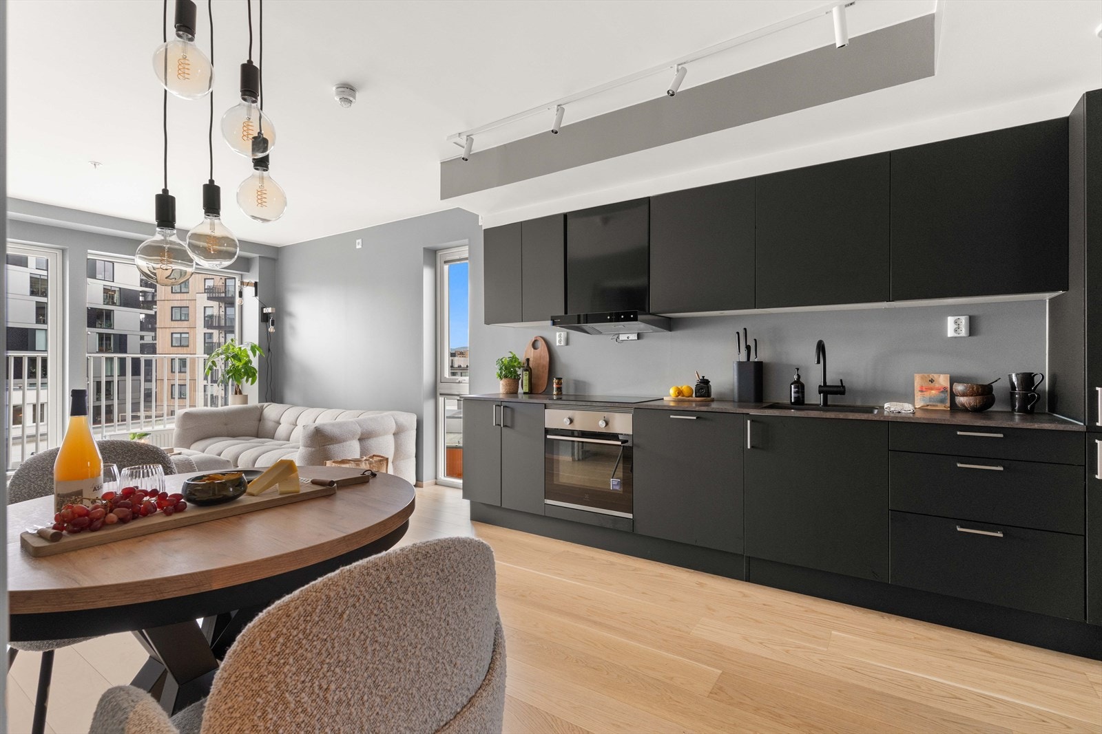 Med integrerte hvitevarer, mørke fronter og en stilig benkeplate er dette et kjøkken der du vil trives med matlagingen! Galleribilde