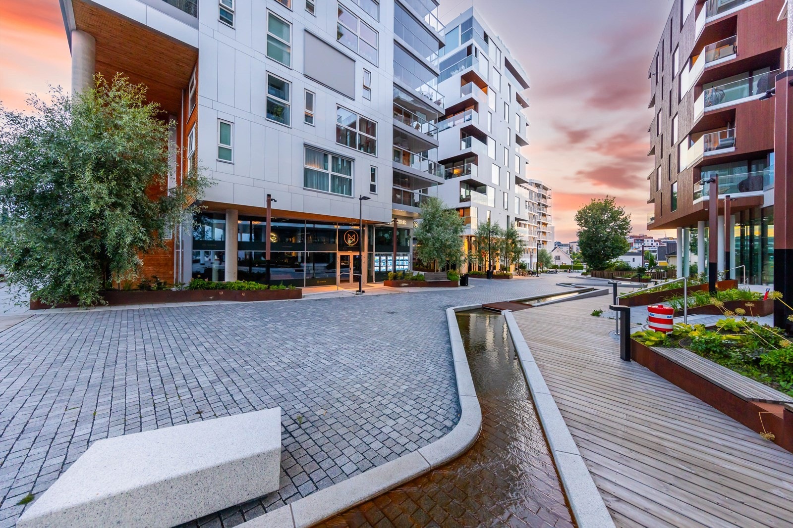 Dovrekvartalet med bybekken. Galleribilde