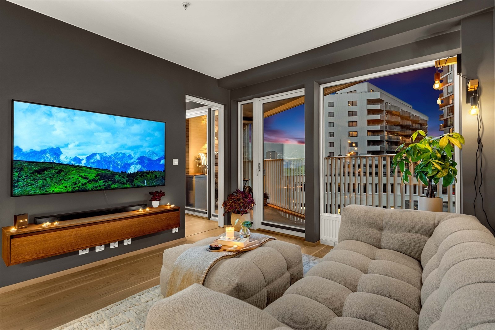 Stuen er lys og romslig, med god plass til en komfortabel sofa og TV-møblement. Galleribilde