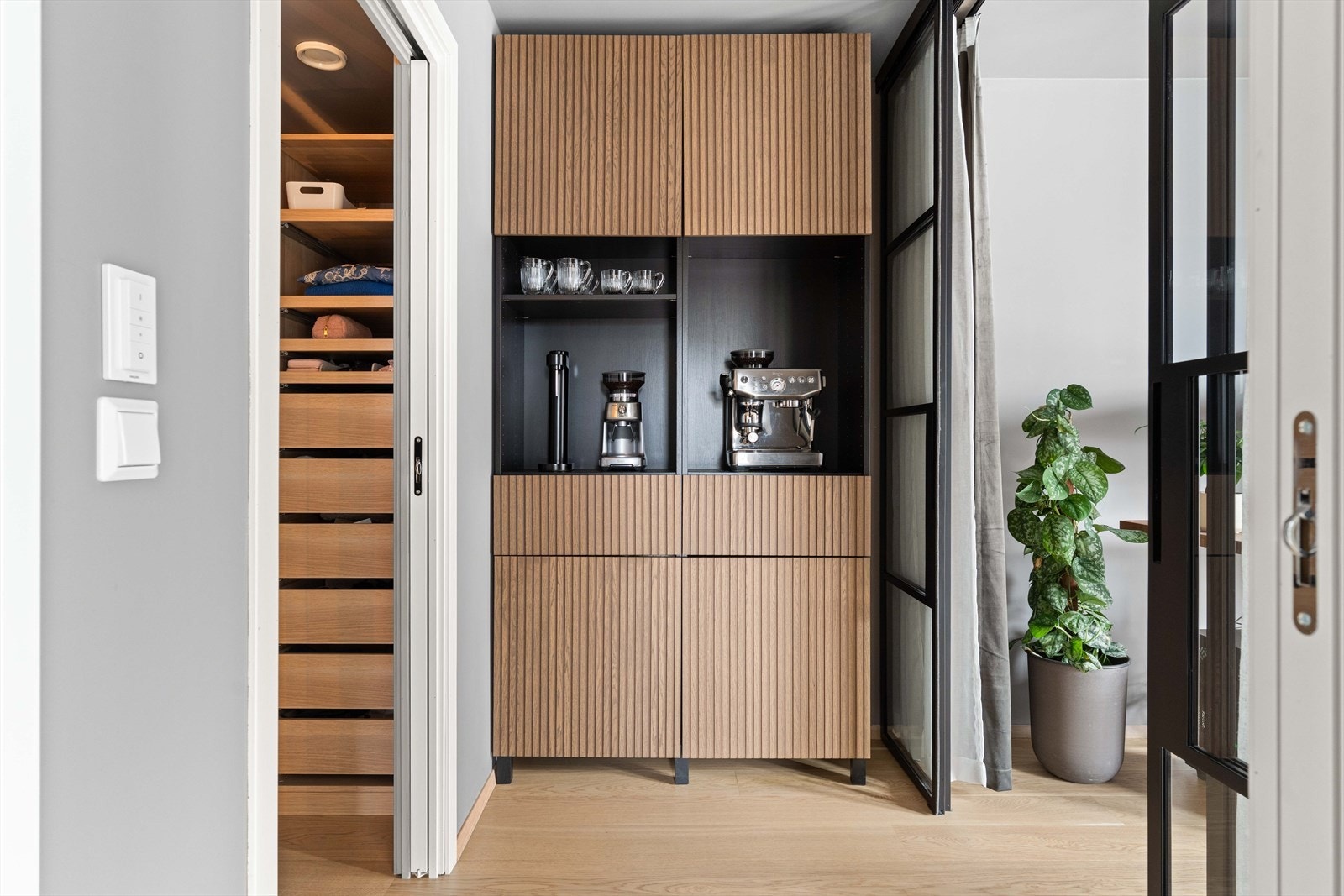 Selger har fått installert en lekker oppbevaringsløsning i tilknytning til soverom 1. Egner seg ypperlig for kaffemaskin eller pent servise! Galleribilde