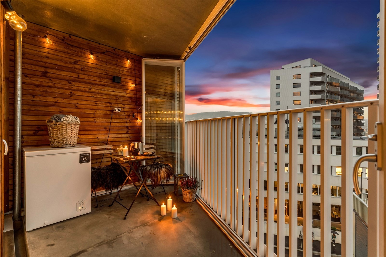 Fra stua kommer du ut på denne flotte overbygde balkongen. Galleribilde