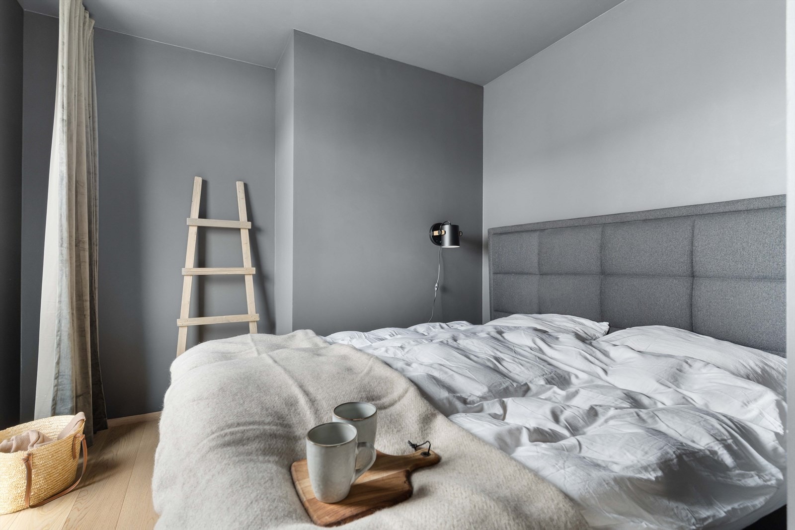 Her er det plass til en stor dobbeltseng, samt oppbevaring. Galleribilde