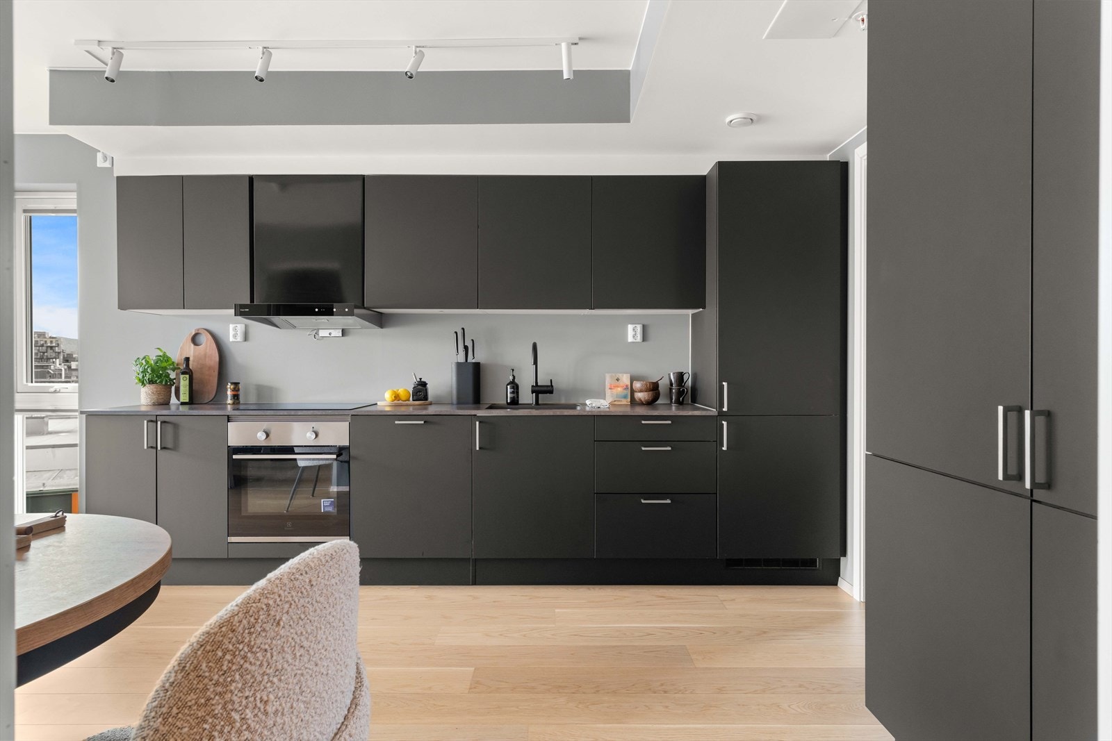 Kjøkkenet har en delikat og eksklusiv look. Ekstra kjøkkenskap er montert for mer oppbevaringsplass! Galleribilde