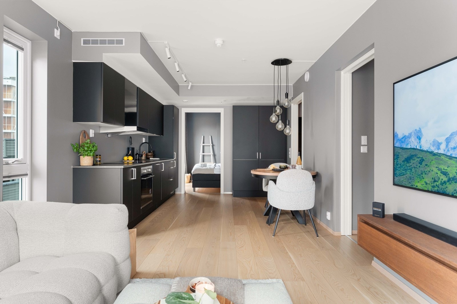 Det er lekker 1-stavs parkett på gulvene, og veggene er malt i en moderne gråtone. Galleribilde