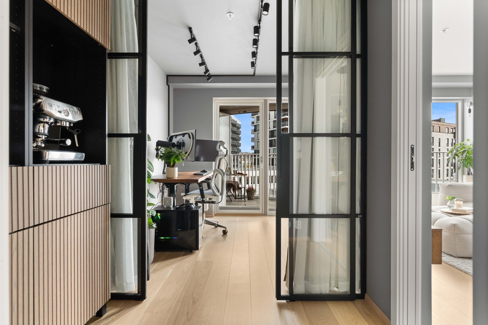 Soverommet er delt av med lekre glassdører for mer praktisk plassutnyttelse. Sjekk de stilige detaljene! Galleribilde