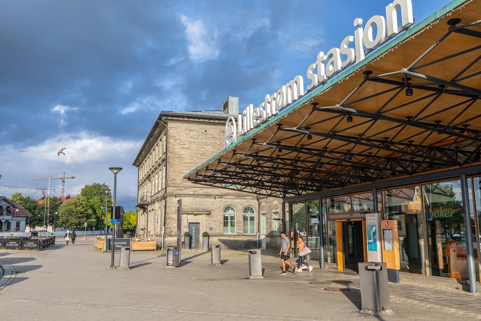 Lillestrøm Stasjon ligger en kort gåtur unna, med regelmessige togavganger mot Oslo S og Oslo lufthavn. Galleribilde