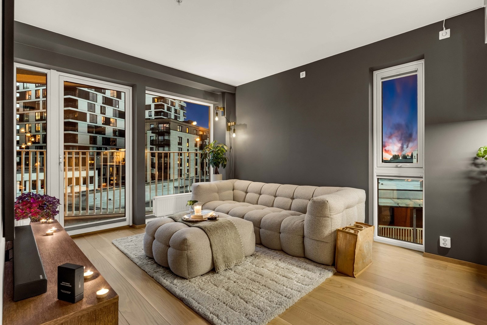 Leiligheten er fra 2021, og det er gjort vesentlige oppgraderinger siden byggeår. Galleribilde