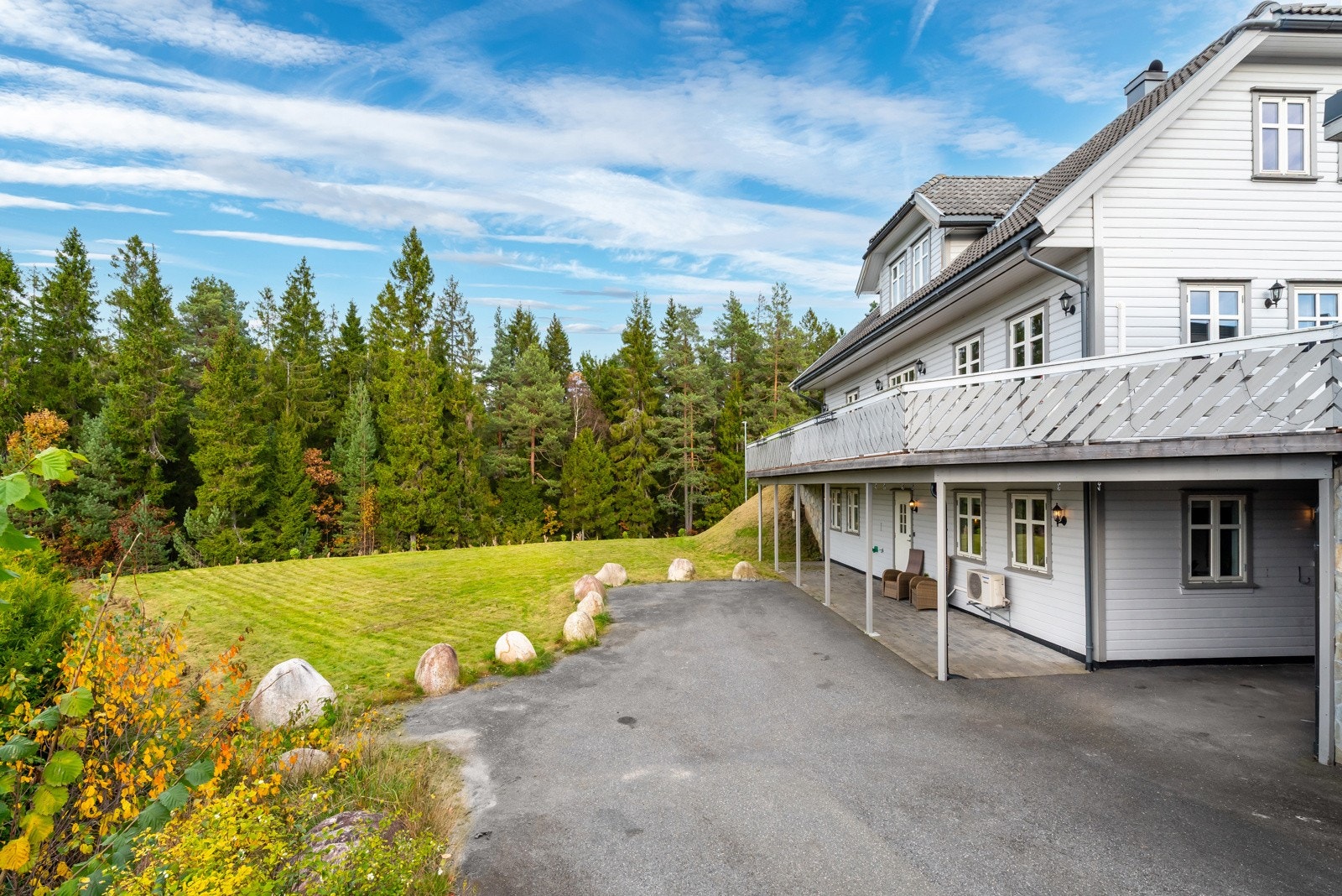 Bra med parkeringsmuligheter på tomta. Galleribilde