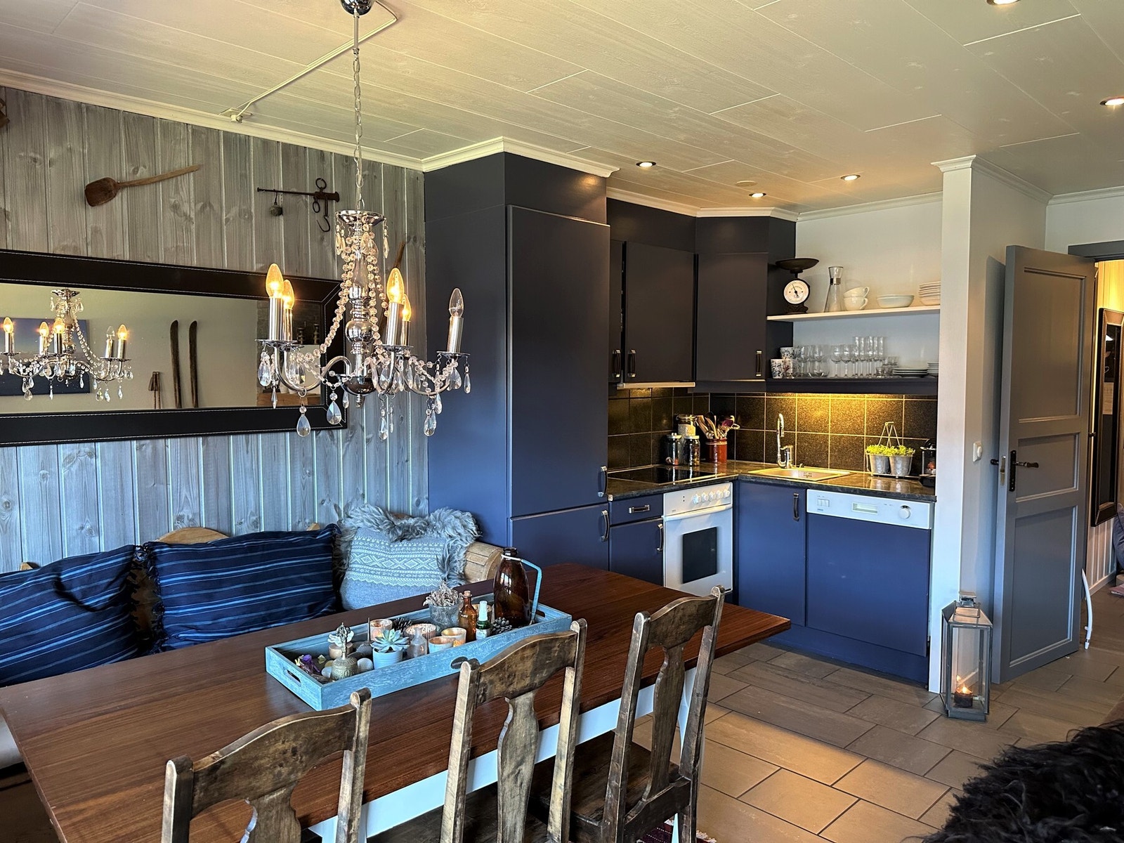 Praktisk kjøkken med oppgraderte fronter og integrerte hvitevarer Galleribilde