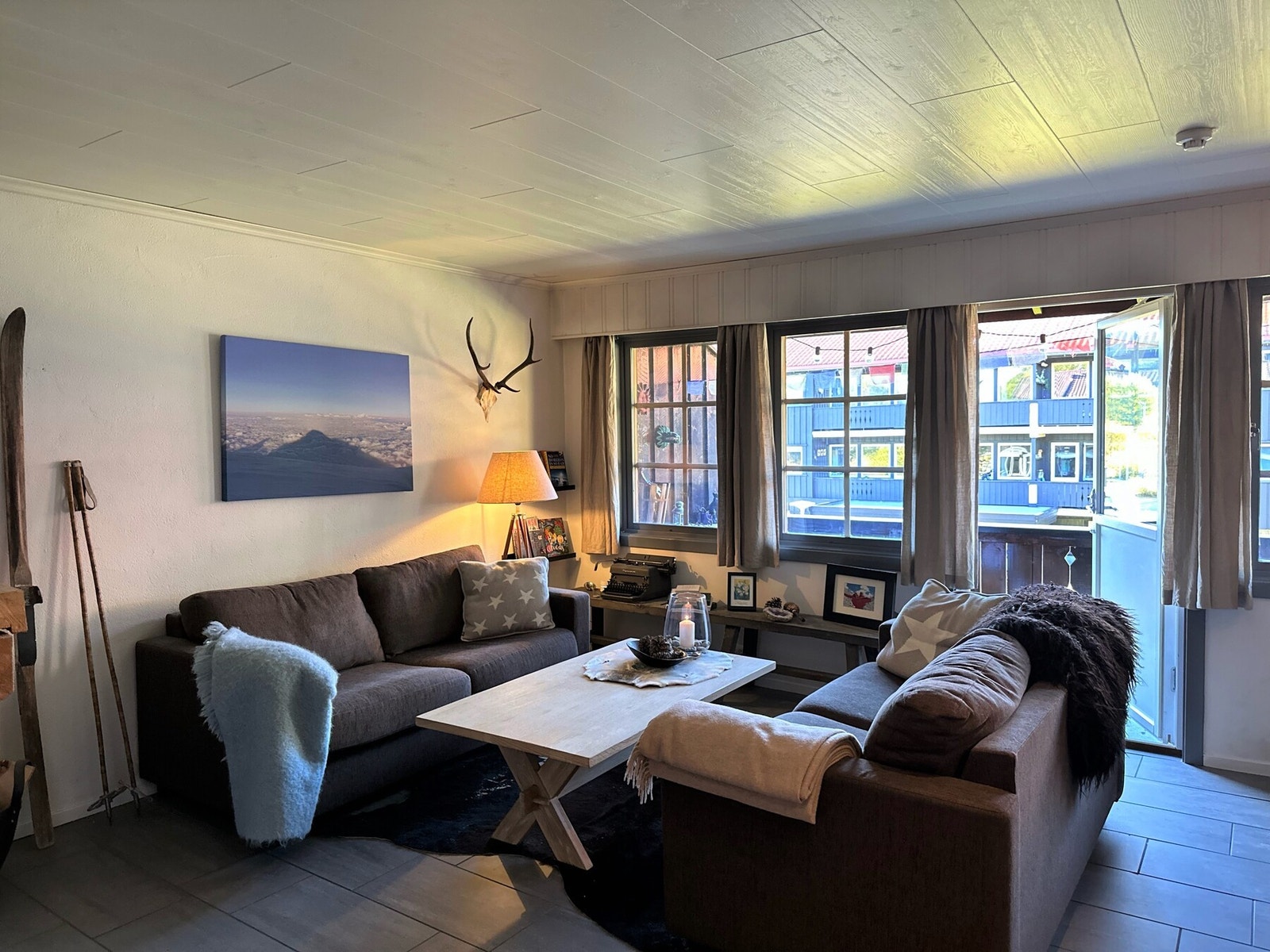 Stuen har store vindusflater som gir godt lys og utsyn. Galleribilde