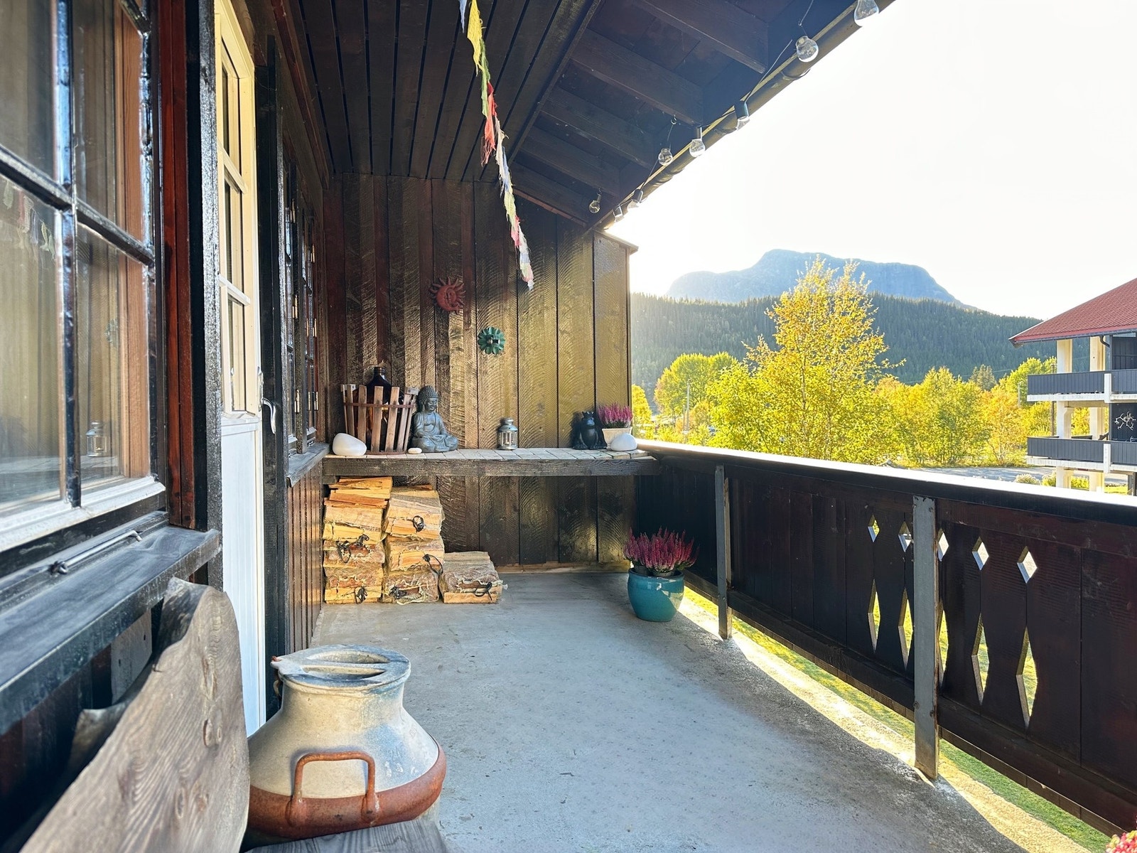 Verandaen er overbygget og har plass både til utemøblement og litt lagring. Galleribilde