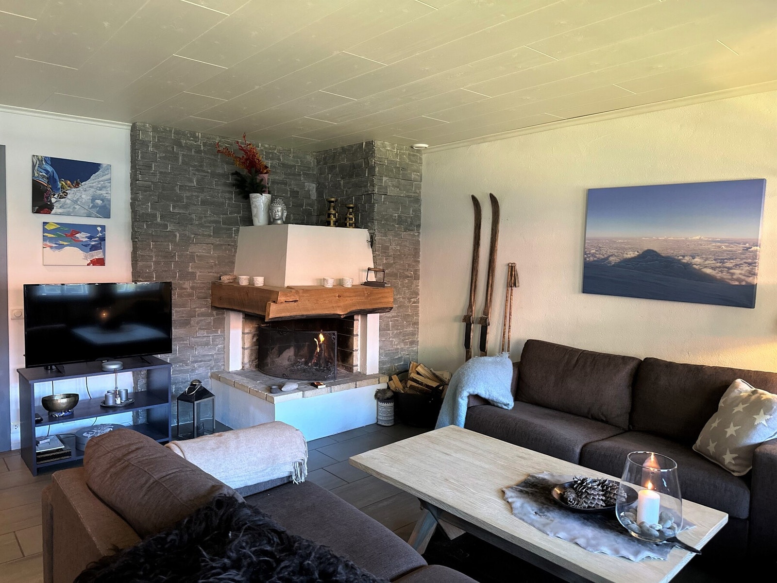 Lys og trivelig stue med åpen peis og utgang til veranda. Galleribilde