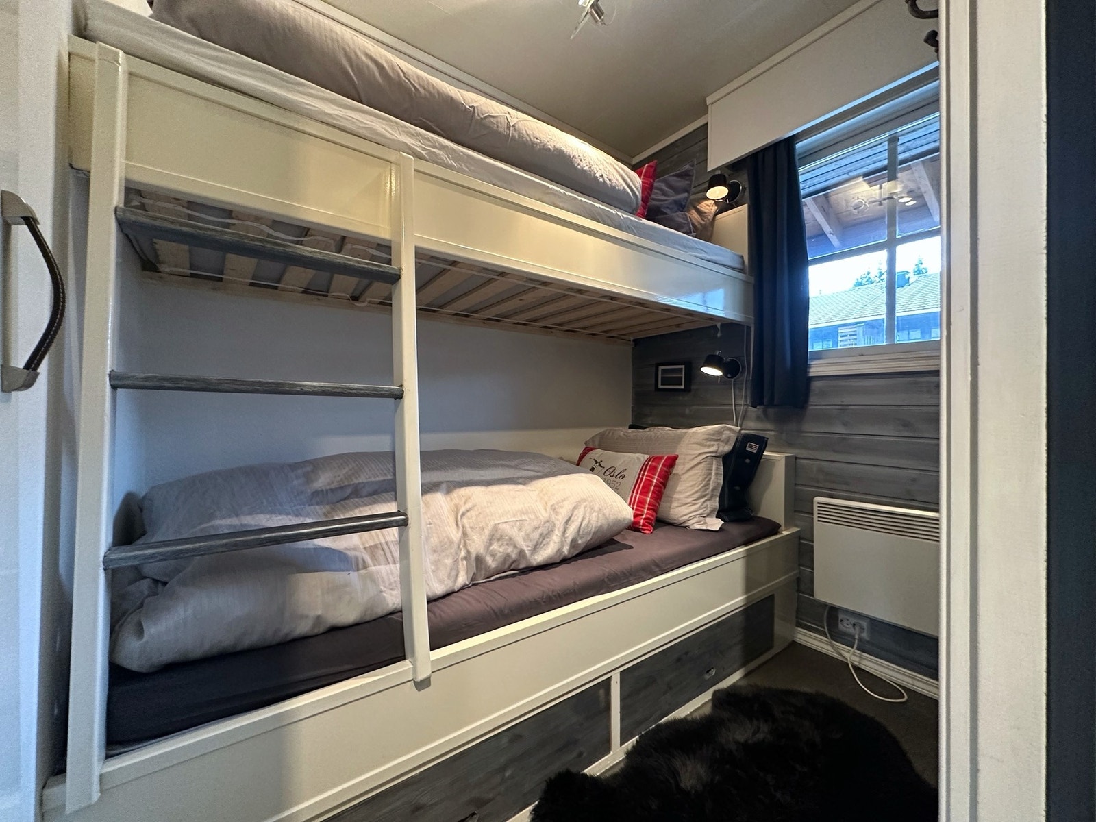 Soverom 2 er lyst og innbydende med parkett og malte flater. Galleribilde