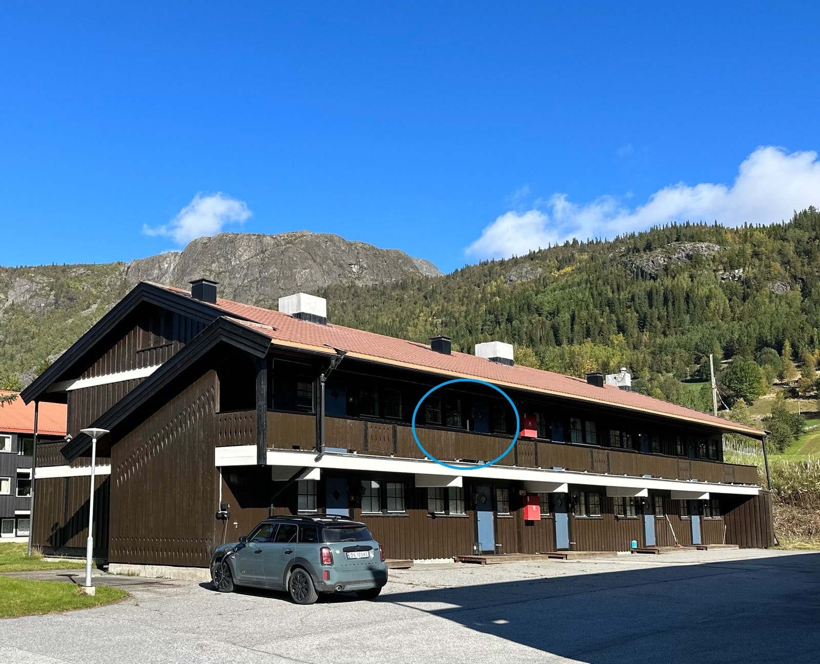 El-bil lader på enden av bygget Galleribilde