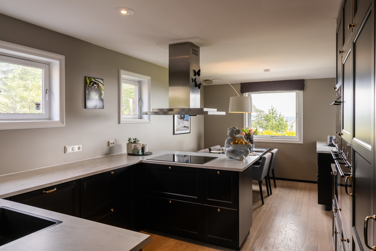 Stilrent kjøkken som ble pusset opp i 2018. Alle hvitevarer medfølger Galleribilde