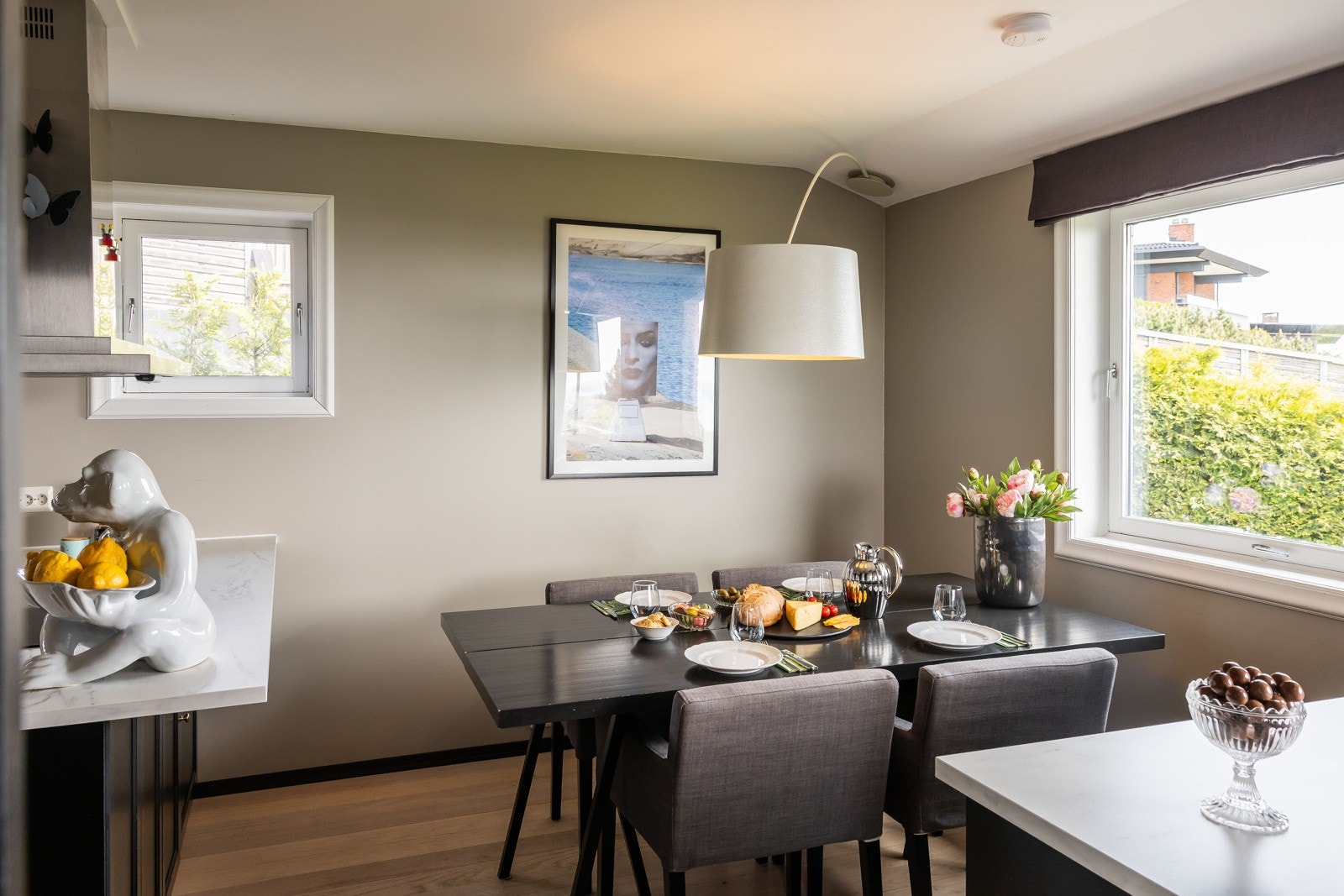 Spiseplass på kjøkkenet. Morgensol og nydelig utiskt Galleribilde