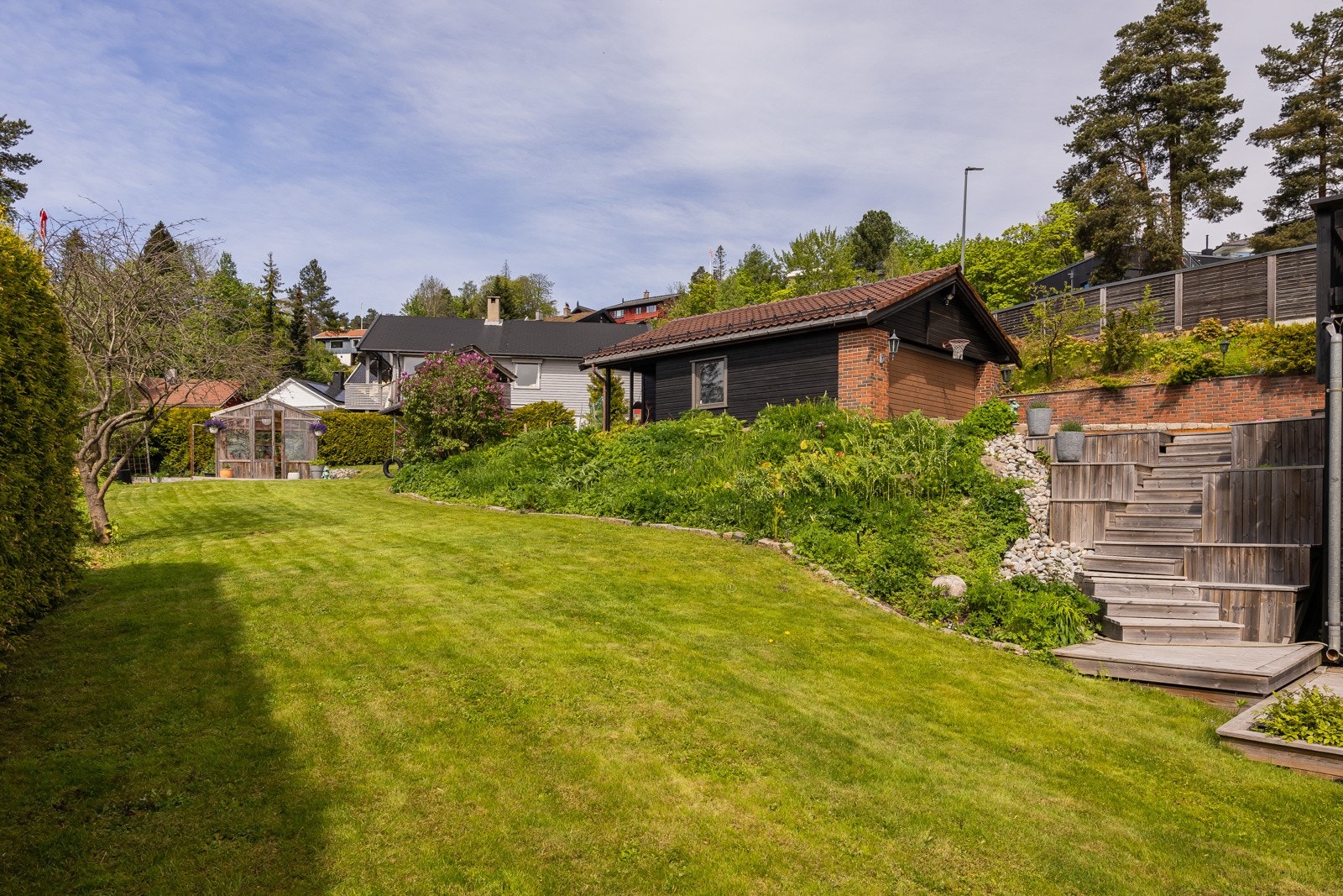 Bærbusker, en liten potetåker og vakre blomsterbed med integrert vanningssystem Galleribilde