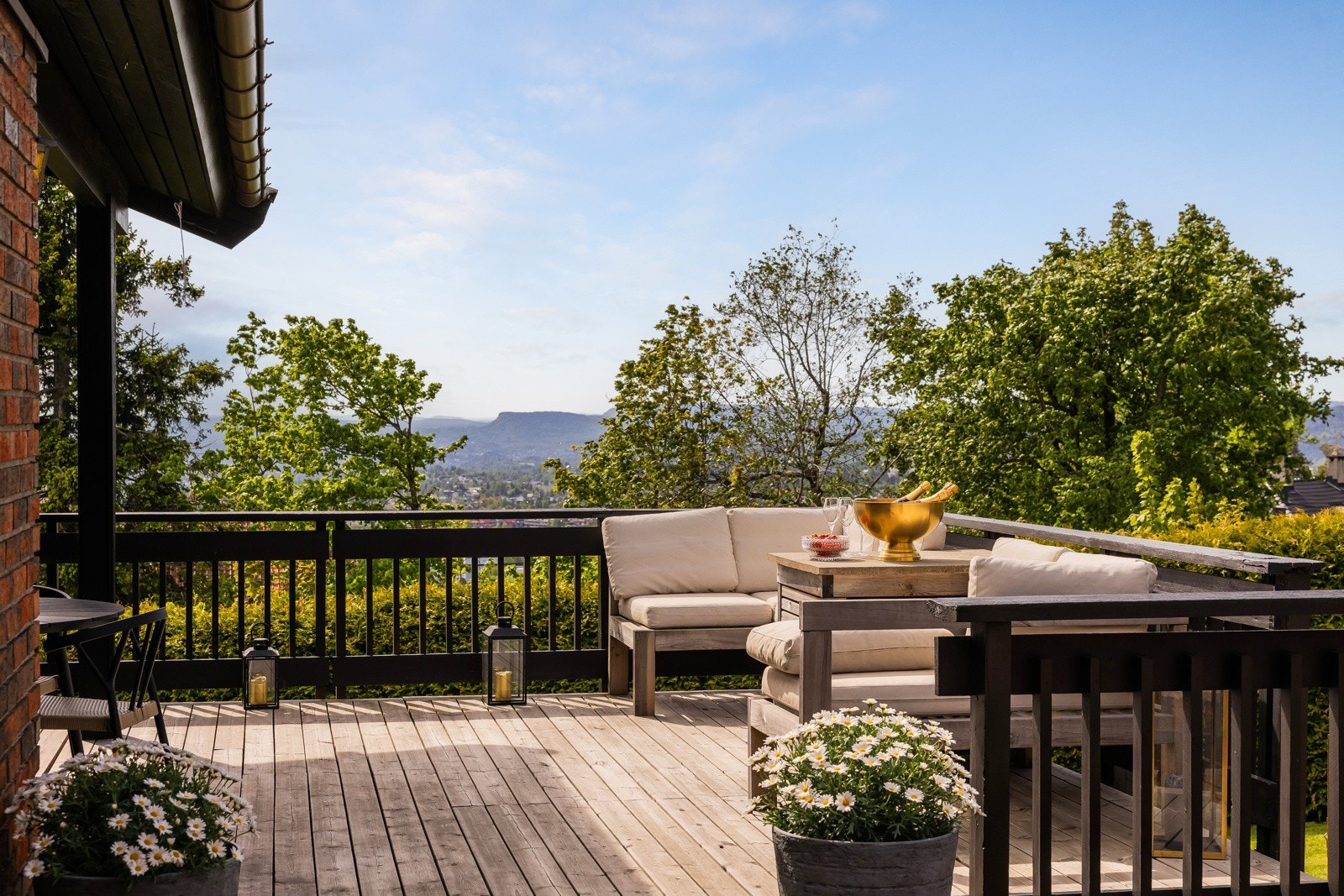 Samlet terrasseareal 110 kvm fordelt på to nivåer. Galleribilde