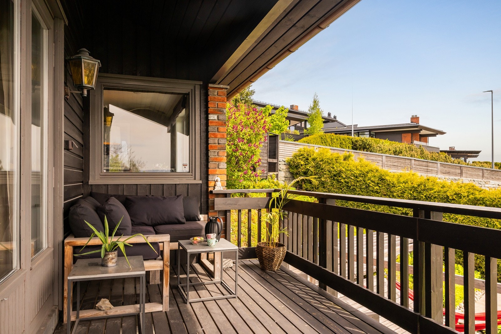 Utgang til terrasse fra spisestuedelen nærme kjøkkenet. Her er morgensolen. Galleribilde